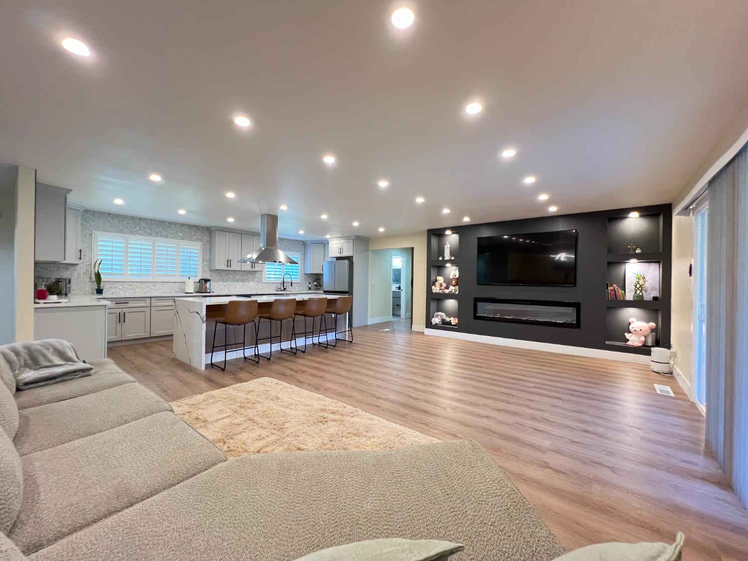 5686 N Briarwood Ave